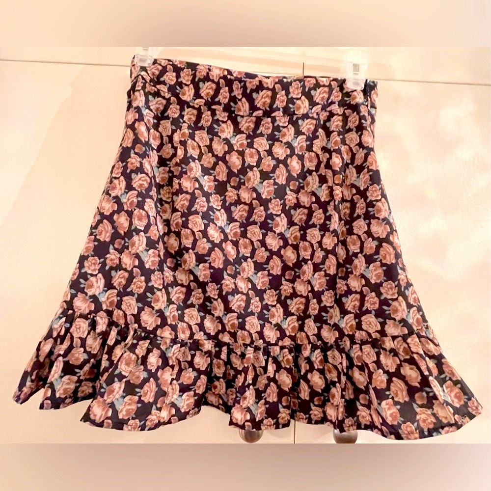 NWOT Drawstring Front Ruffle Hem Mini Skirt. Size XS - Picture 8 of 9